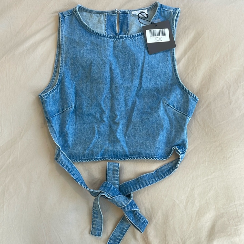 NEW WITH TAGS. LELIS COLLECTION Denim Cutout Back Crop Shirt. Size Small